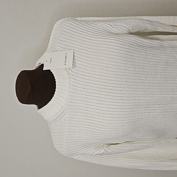 Amazon - Cream Sweater - Size Small - Picture 2 of 2